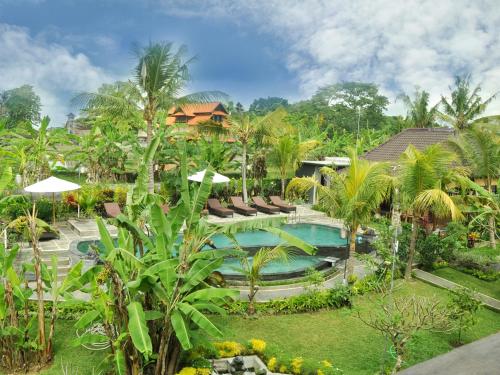 uma vista aérea de um resort com uma piscina em Bucu Guest House em Ubud