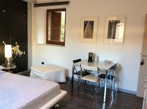 a bedroom with a bed and a table and chairs at B&B Albornoz in Urbino
