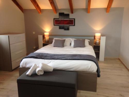 1 dormitorio con 1 cama grande y un aro de baloncesto en la pared en Ferme auberge du col de la vaccia, en Olivese