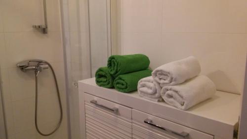 - une salle de bains avec des serviettes au-dessus d'une armoire dans l'établissement Studioapartman Loris, à Vodice