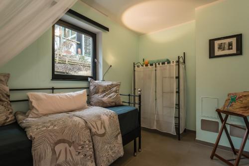 a bedroom with a bed and a shower at Immas Welt in Utting