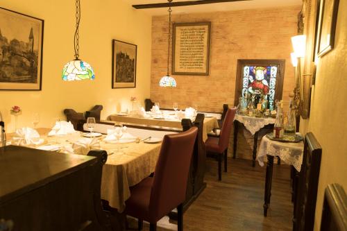 une salle à manger avec des tables et des chaises dans un restaurant dans l'établissement Gästehaus am Schlossberg, à Bernkastel-Kues