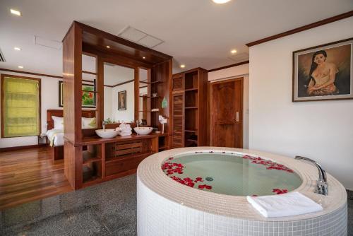 Rei Kandoeng Angkor في سيام ريب: حمام مع حوض كبير في الغرفة
