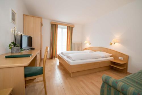 Un pat sau paturi într-o cameră la Hotel Lipeter & Bergheimat