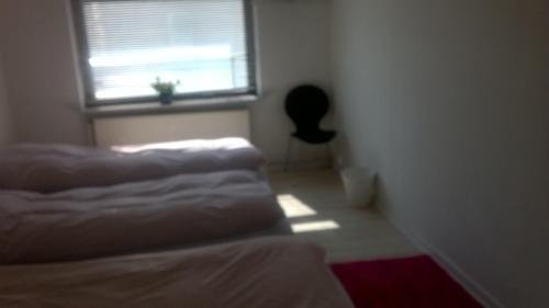 a room with two beds and a window at Pasescia Bed and Breakfast. in Kolind