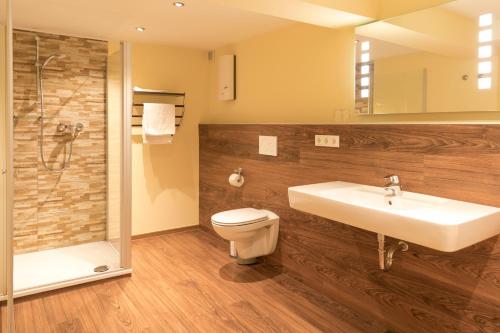 a bathroom with a sink and a toilet and a shower at Gästehaus am Schlossberg in Bernkastel-Kues