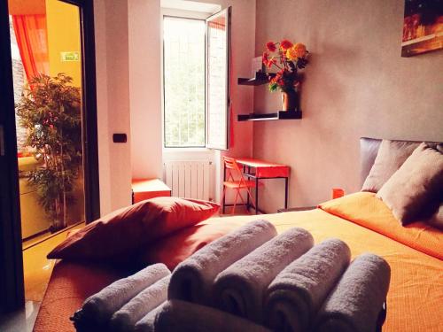 ローマにあるAria Suiteのベッドルーム1室(枕付きのベッド1台、窓付)