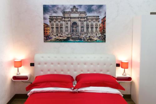Un dormitorio con una cama roja con una pintura en la pared en Luxury Rome Savini Guest House, en Roma