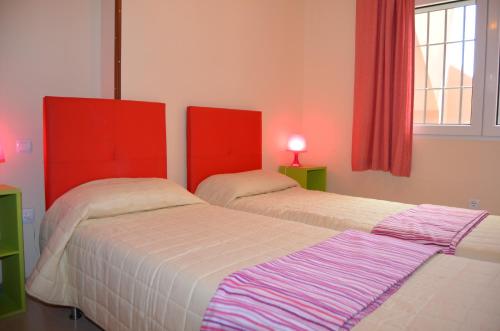 マール・デ・クリスタルにあるArona 1 - 6807のベッドルーム1室(赤いヘッドボード付きのベッド2台、窓付)
