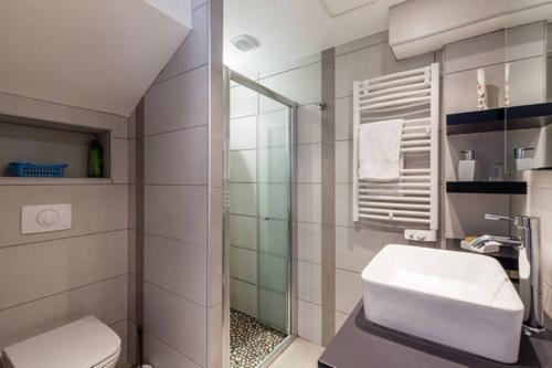 un bagno con un water bianco e un lavandino di Maison de Vacances - Casa Mezanaccia avec Terrasse fleurie meublé tourisme 3 étoiles a Santa-Lucia-di-Tallano