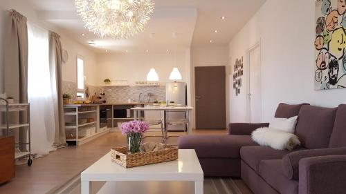 ein Wohnzimmer mit einem Sofa und einem Tisch in der Unterkunft Skenza's loft 68m2 in Split