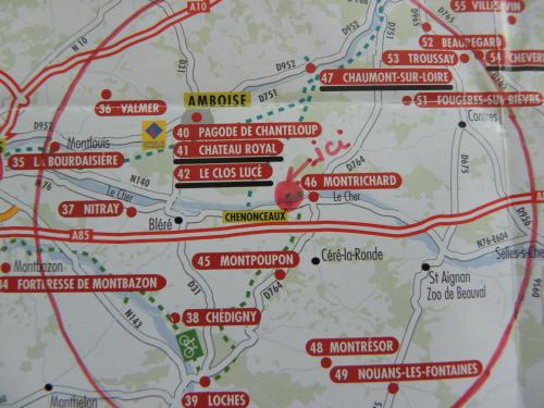 a close up of a map with red arrows at 18 châteaux et Beauval sur un rayon de 30 km in Saint-Georges-sur-Cher