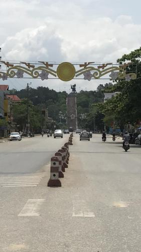 a street with cars driving down a road at Tuan Minh Guest House in Diện Biên Phủ