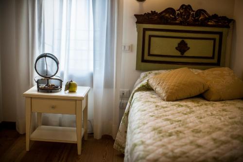 a bedroom with a bed and a table with a mirror at Agriturismo Le Volpi in Baone