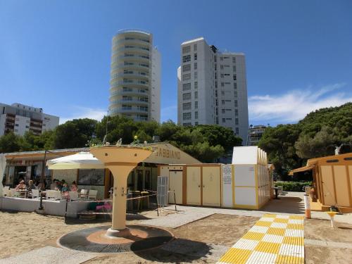 リニャーノ・サッビアドーロにあるResidence Torre Zanierのビーチ(テーブル、傘、建物付)