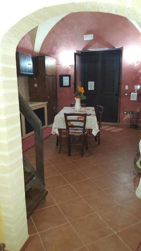 Um restaurante ou outro lugar para comer em Casa Vacanza Porta Nuova