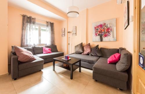 ein Wohnzimmer mit zwei Sofas und einem Tisch in der Unterkunft Apartamentos Madrid XXXIII - Alojamiento de Temporada in Madrid