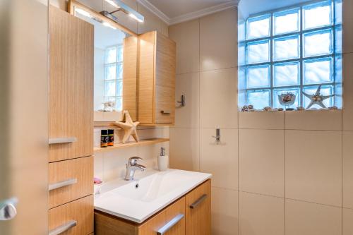 A kitchen or kitchenette at Chryssi myHome