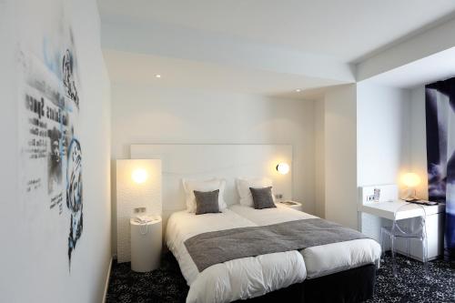 Кровать или кровати в номере Kyriad Prestige Perpignan Centre del Mon