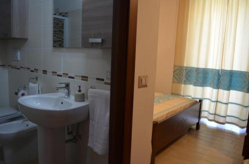 Un baño con lavabo, inodoro y bañera. en Casa Vacanze La Pavoncella, en Iglesias