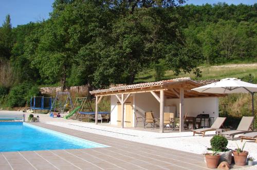- une piscine avec un pavillon à côté d'une maison dans l'établissement La Bordette, à Valeilles