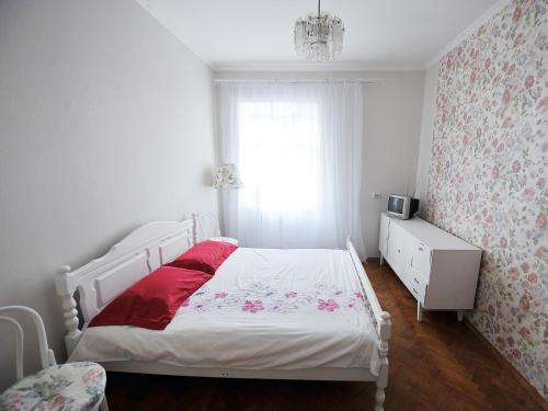 リヴィウにあるApartment - Lesi Ukrainky Streetのベッドルーム1室(赤いシーツと窓付きの白いベッド1台付)