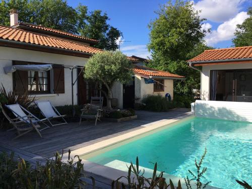 una casa con piscina in giardino di La Casa Bonita a Martignas-sur-Jalle