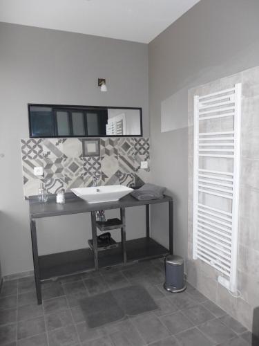 une salle de bain avec un lavabo et une fenêtre dans l'établissement Le Moulin de Saint-Julien, à Saint-Didier-sur-Chalaronne