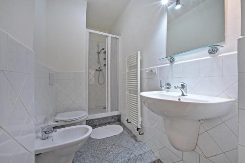 プラハにあるButch Apartmentの白いバスルーム(洗面台、トイレ付)