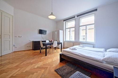 プラハにあるButch Apartmentのベッドルーム1室(ベッド1台、デスク付)