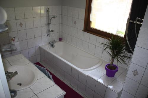 Ett badrum på La Maison Jaune