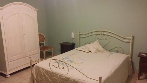Trepuzziにあるcasavacanza nel salentoのベッドルーム(白いベッド1台、白いキャビネット付)