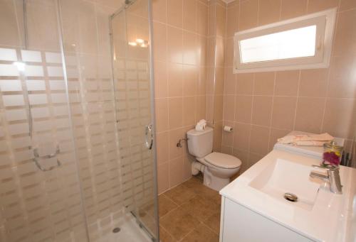 a bathroom with a shower and a toilet and a sink at Apartamento playas calpe in Calpe