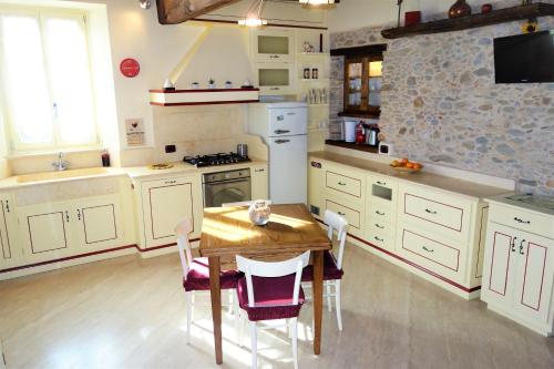 House Versilia Luca E Giada, 5 chilometri da Forte dei Marmi!にあるキッチンまたは簡易キッチン