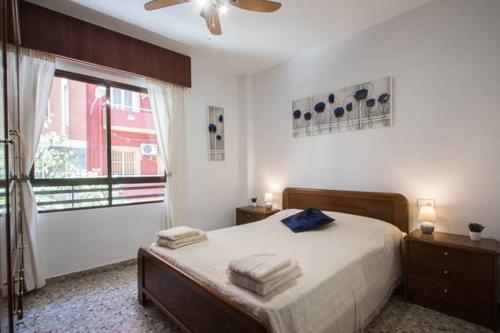 アリカンテにあるPoeta Campos Vasallo 19のベッドルーム1室(ベッド1台、タオル2枚付)