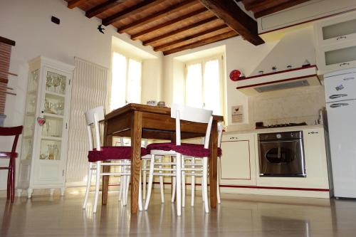 House Versilia Luca E Giada, 5 chilometri da Forte dei Marmi!にあるキッチンまたは簡易キッチン