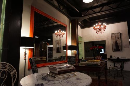 a room with a table with books and a mirror at Hotel Black Boutique in Mexico City