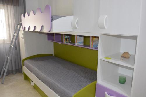クストナーチにあるCasa Vacanza Tra Cielo e Mareの子供用ベッドルーム(二段ベッド1組、本棚付)