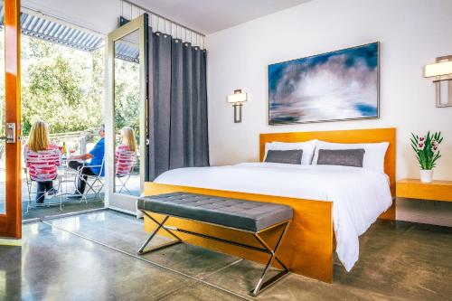 Tempat tidur dalam kamar di Duchamp Hotel - Downtown Healdsburg