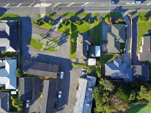 an overhead view of a yard with houses at Coronation Court Motel in New Plymouth