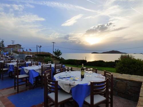 En restaurant eller et andet spisested på Lemnos Village Resort Hotel