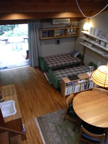 ein Wohnzimmer mit 2 Betten und einem Tisch in der Unterkunft Tajimi Guest House in Tajimi
