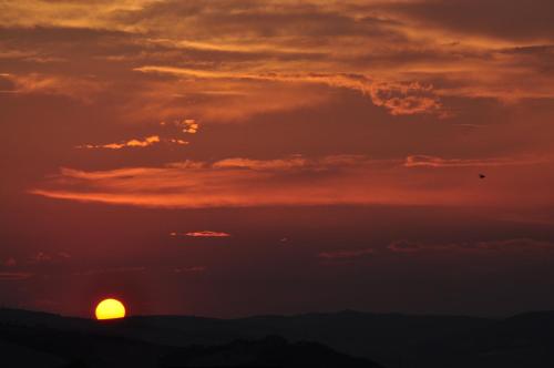 a sunset with the sun in the sky at Masseria Straziuso - La Vaccariccia in San Chirico Nuovo