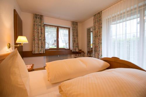 ein Hotelzimmer mit einem Bett und einem Fenster in der Unterkunft Ferienwohnungen Wörz, Sigismundstrasse 6 in Oberstdorf