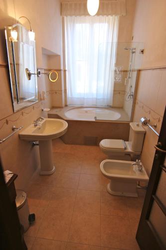 Bilik mandi di Hotel Villa Giona
