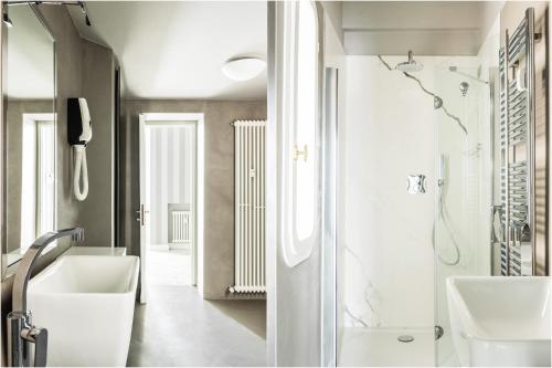 Ένα μπάνιο στο Piazza Cavour - Luxury Lake View Apartment