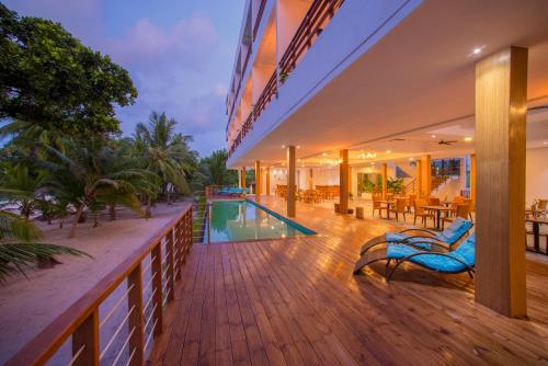 une maison avec une piscine et une terrasse dans l'établissement Kiha Beach, à Dharavandhoo