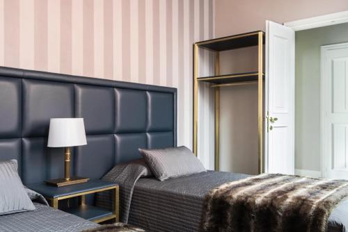 Ένα ή περισσότερα κρεβάτια σε δωμάτιο στο Piazza Cavour - Luxury Lake View Apartment
