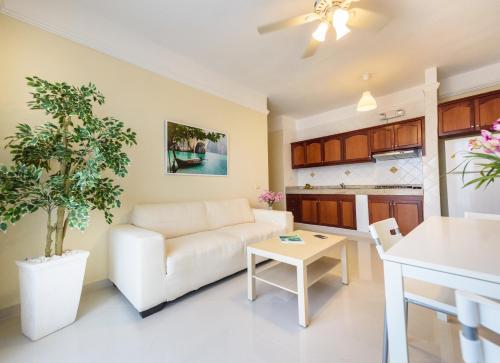 a living room with a white couch and a table at Hotel Shakey in Santo Domingo