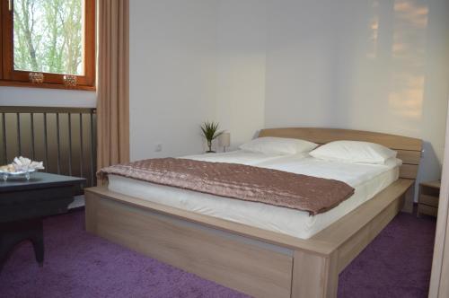 Tempat tidur dalam kamar di Villa - ZMRD